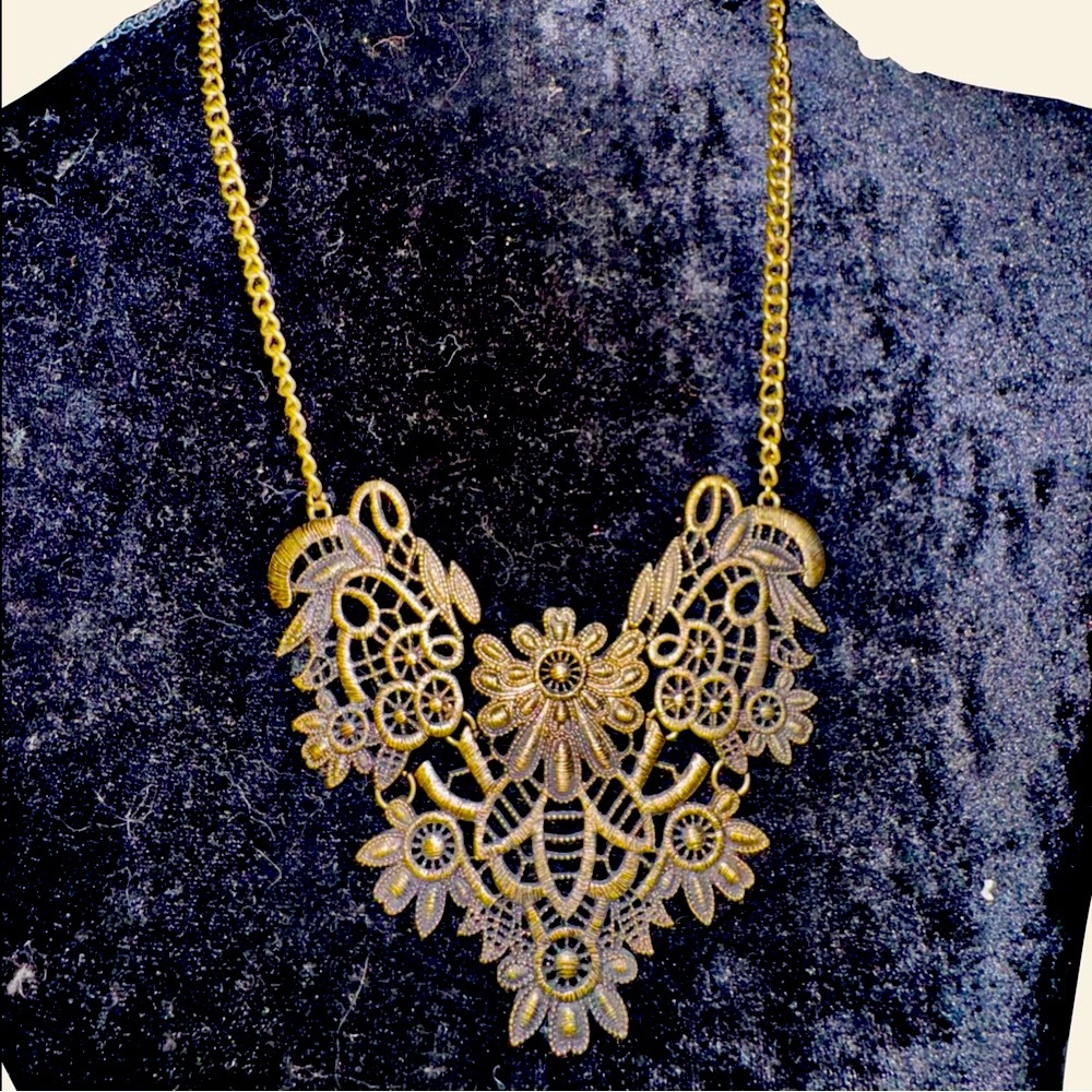 NWT- Metal Work Floral Lace & Filagree Gold Tone Bib Necklace